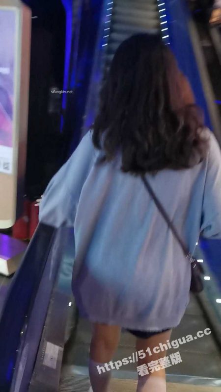 天狼星系列街射涂鸦！大神街头涂鸦 跟拍街射 射裸腿 强摸 好多妹子都发现了 还有的闻一闻是什么的！-51吃瓜网