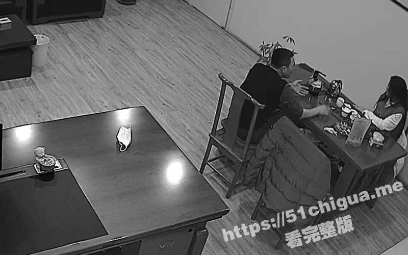 黑客入侵办公室监控摄像头！年轻女秘书和老板在办公室加班 趁着夜色 老板把精液射进了她的阴道里！-51吃瓜网