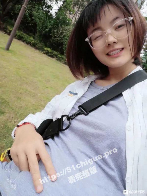 十个眼镜九个骚 样子超文静的已婚少妇眼镜娘吴音 竟然和网友裸聊开房玩3P!肚子被炮友玩大后让老公喜当爹-51吃瓜网