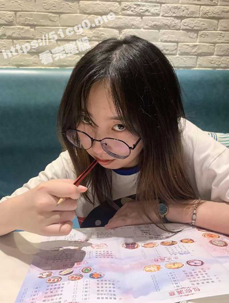 有男朋友的大学生骚逼 背着男友跟学长去民宿补习 戴着眼镜的乖乖女学霸 摘了眼镜就是小母狗! - 51吃瓜网-51吃瓜网