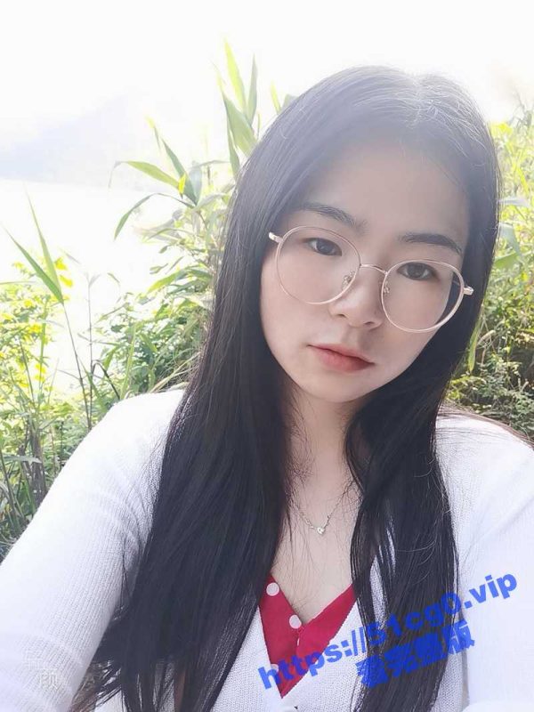 瓜友投稿曝光!隔壁村的女大学生眼镜妹回家了 被瓜友骗到手去开房 做一个精液面膜!-51吃瓜网