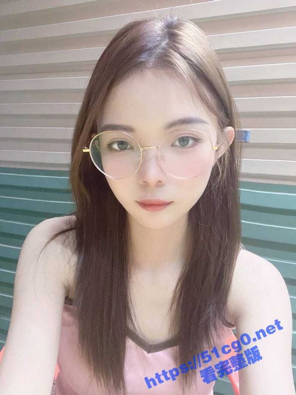 长江大学反差学妹 苏敏 外表高冷范 约出来几次直接拿下 眼镜妹果然是内心深处还是骚!-51吃瓜网