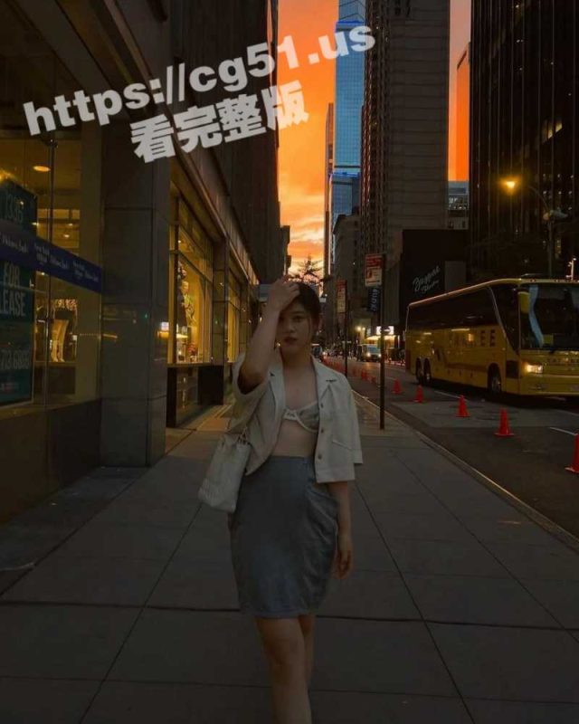 武汉极品反差婊 刘思芸 被金主包养 深喉吞精淫荡十足  口活一流 含着大屌爱不释嘴-51吃瓜网