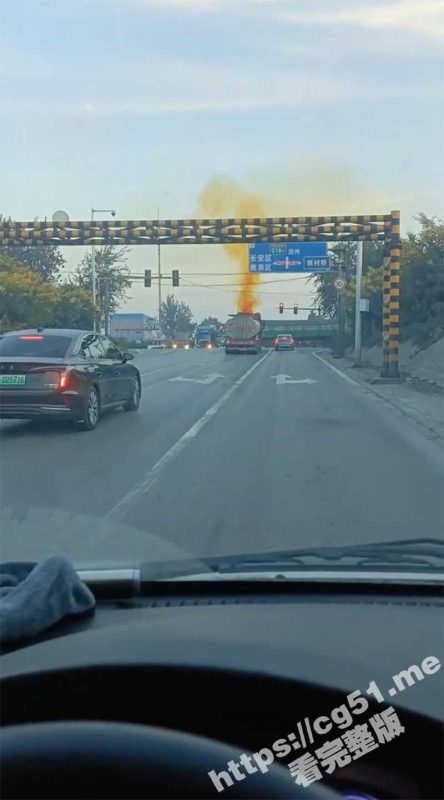 河北石家庄一罐车发生泄漏事故 现场冒出黄烟 烟雾弥漫疑似浓硝酸！-51吃瓜网