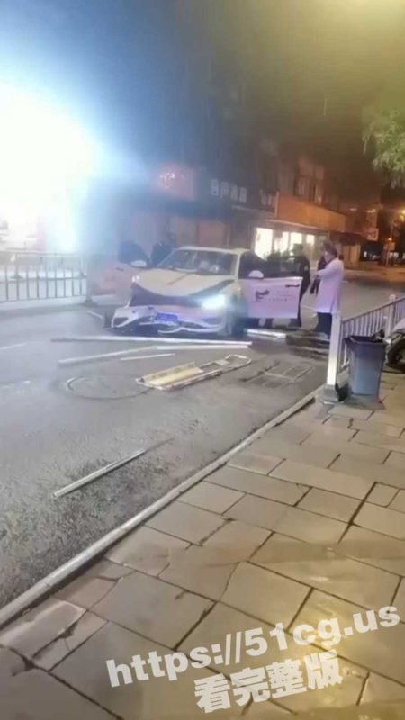 广西河池东兰曲江路重大车祸 小情侣吵架不看路 迎面撞飞路中间护栏 二人 一死一毁容！-51吃瓜网