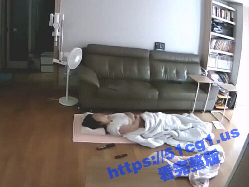 黑客破解家庭摄像头偷拍！老公长期跑船不在家 少妇无奈只能对着手机和老公视频自慰！-51吃瓜网