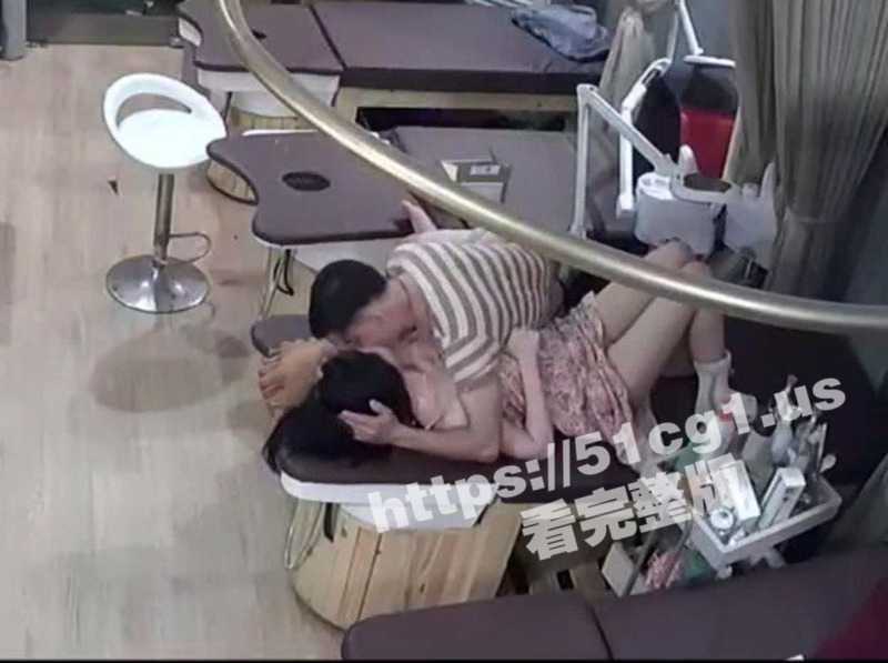 破解美容院监控摄像头！美容院女老板饥渴难耐 半夜与男店员操起逼来 在按摩床上女上位解渴！-51吃瓜网