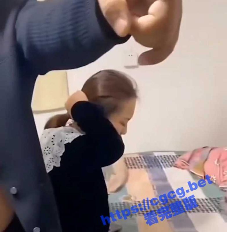 抓奸现场！从房间拉扯到户外-51吃瓜网