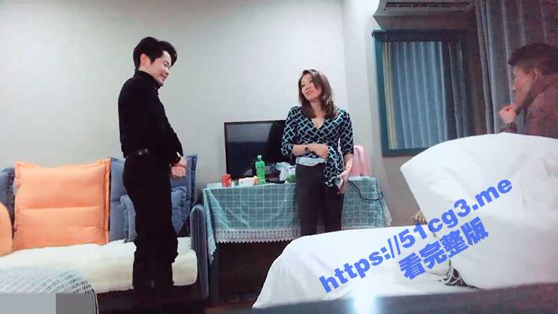 两个小伙约炮40来岁风骚美人妻 身材苗条妩媚妖娆 前后夹击3P盘场大战 轮番上场好劲爆-51吃瓜网