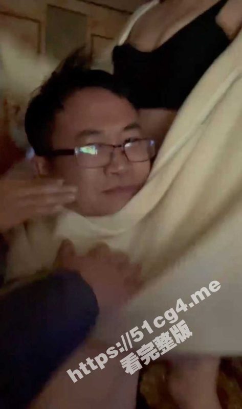 山东滕州KTV事件！ KTV聚会太淫乱 酒后上头眼镜男当众扒下女伴衣服吃奶 不雅视频遭全网疯传-51吃瓜网