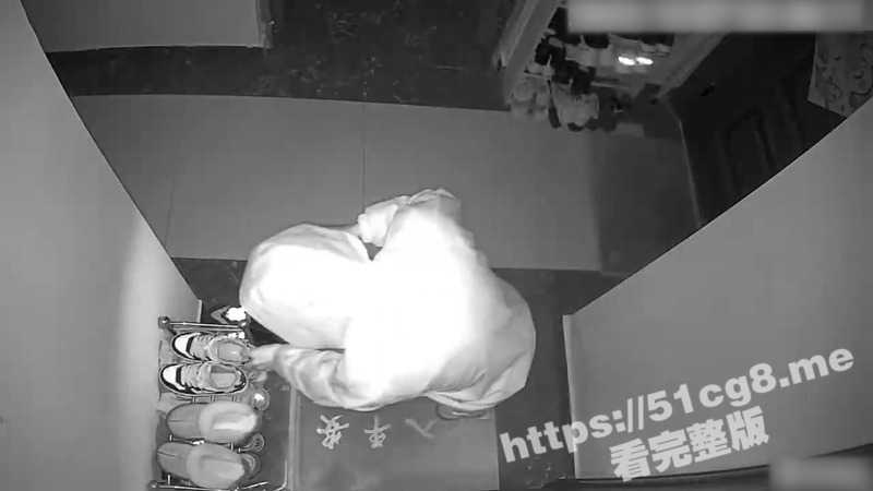 变态就在你我身边！山东烟台楼道内惊现恋物变态 拿起鞋子和袜子闻了闻 被一声断喝吓跑！-51吃瓜网