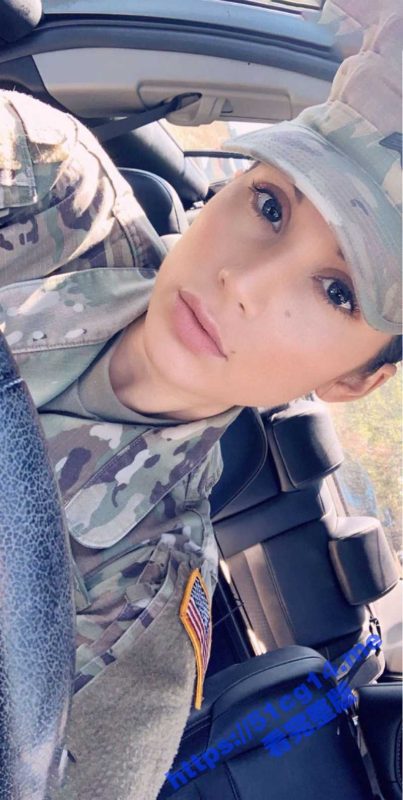 国外美女军官 不雅自拍泄漏事件 反差军官也是人 也有七情六欲！-51吃瓜网