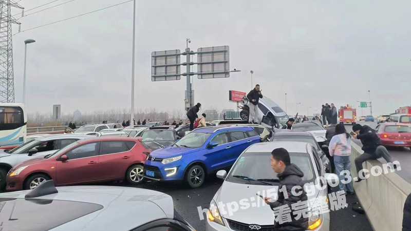 苏州工业园区 星港街高架段 因道路结冰发生百余台车辆碰撞事故-51吃瓜网