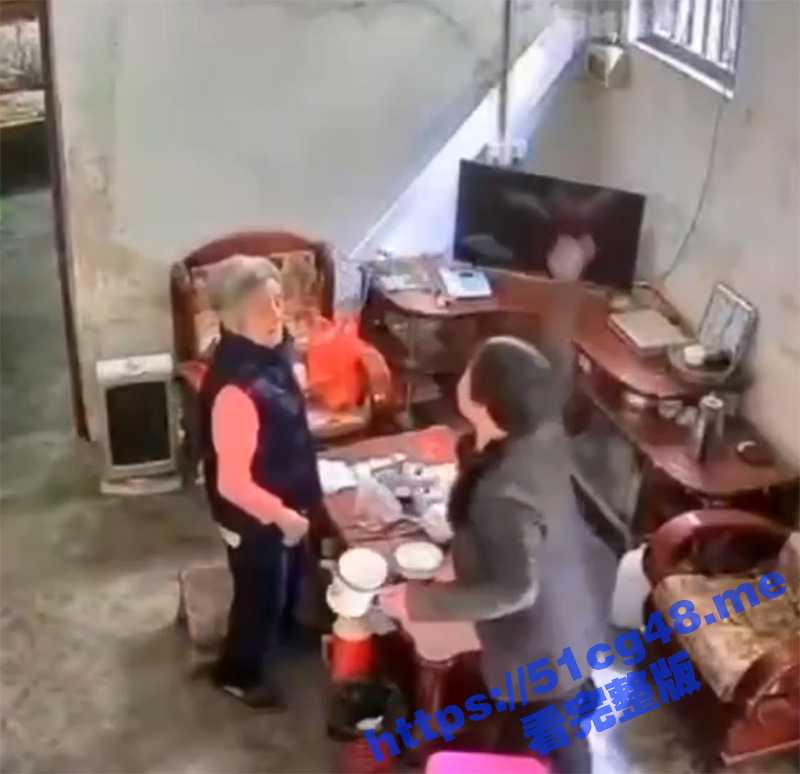 儿媳一巴掌将八旬婆婆扇个四肢朝天 只因送了一顿饭 儿媳与八旬婆婆发生争执 进而大打出手-51吃瓜网