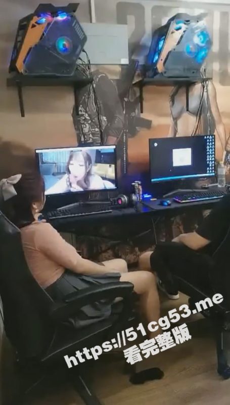 “哥哥你看我都流水了 哥哥求你干我吧” 大奶子母狗萝莉穿JK装在网吧单间看黄片勾引年轻小伙子-51吃瓜网