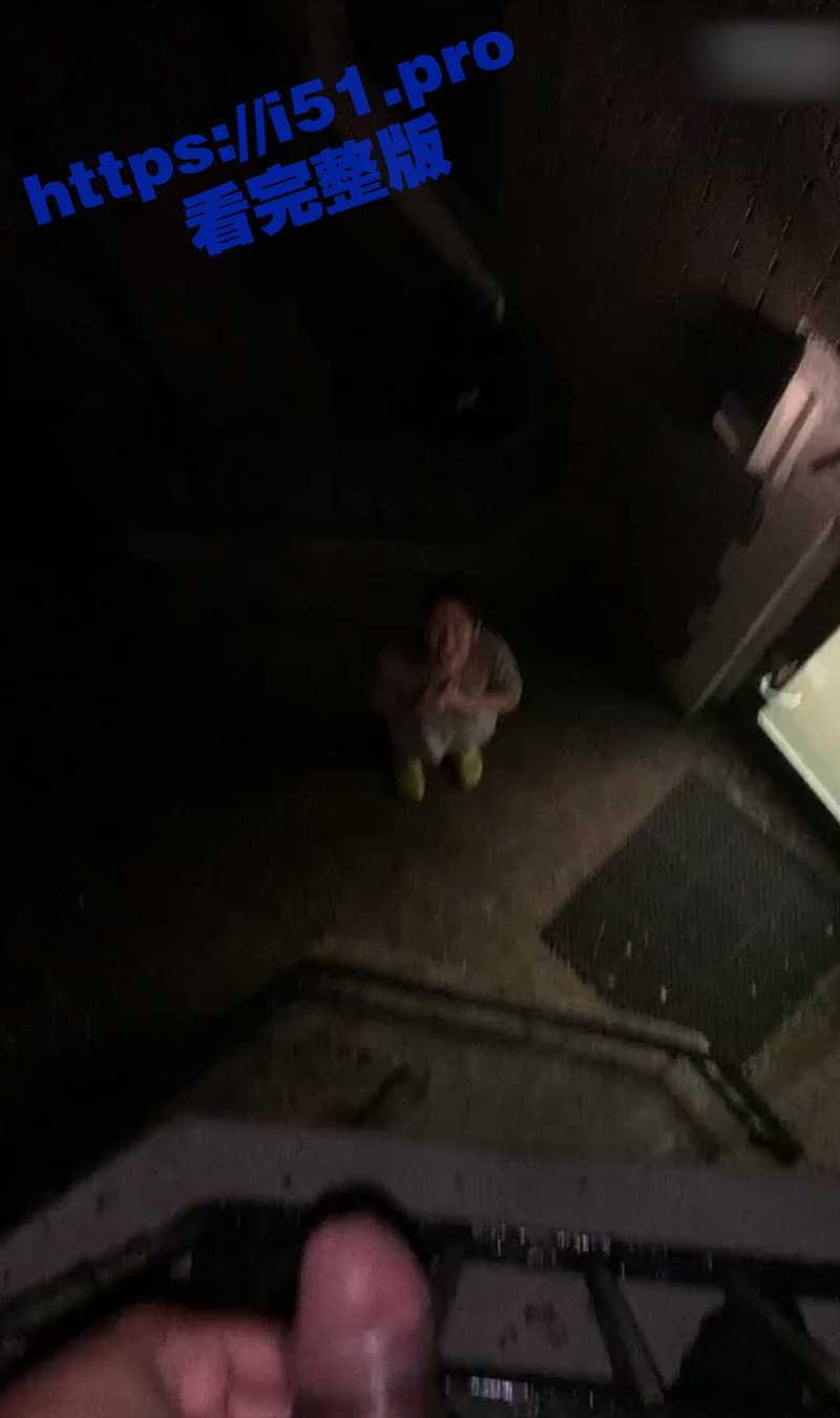 老婆总是半夜才回家怎么办?那就站在阳台上对着楼下的老婆尿尿 让她张开嘴接受从天而降的淋浴惩罚 - 51吃瓜网-51吃瓜网