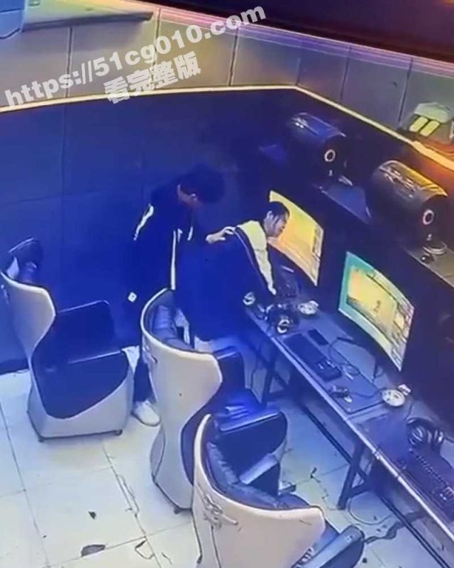 你到底行不行啊！学生小情侣在网吧操逼 摸索了半天找不到洞 气得女友直接提上裤子不让搞了！-51吃瓜网