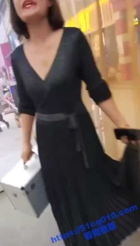 “草泥马 死变态 你他妈傻逼吧你” 变态在扶梯上街射美女被发现 当场被骂得狗血淋头 最后灰溜溜地跑了-51吃瓜网