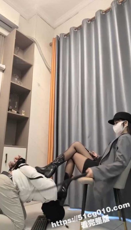 SM暴力惩罚龟男家奴 跪键盘 黑丝御姐身穿高跟靴 皮靴 鞭打 踩踏！-51吃瓜网