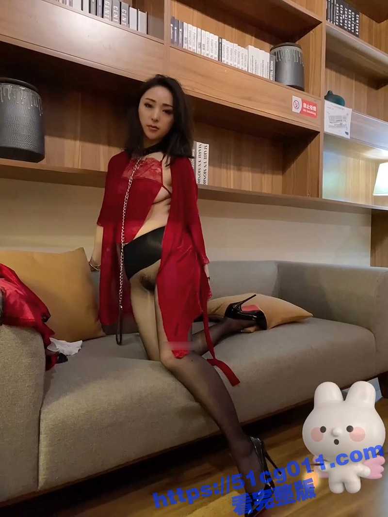 长腿翘臀女神兔兔 付费私拍流出 野外黑丝美臀露出 卫生间口爆吞精 这肥臀美腿让人欲罢不能 - 51吃瓜网-51吃瓜网