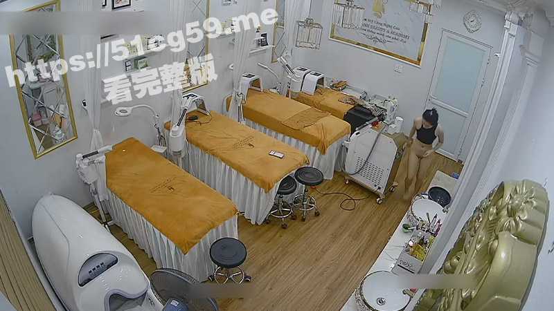 黑客破解美容院摄像头 偷看美女自己动手用激光脱阴毛保养私处 一阵火光电石之后除毛工作顺利完成-51吃瓜网