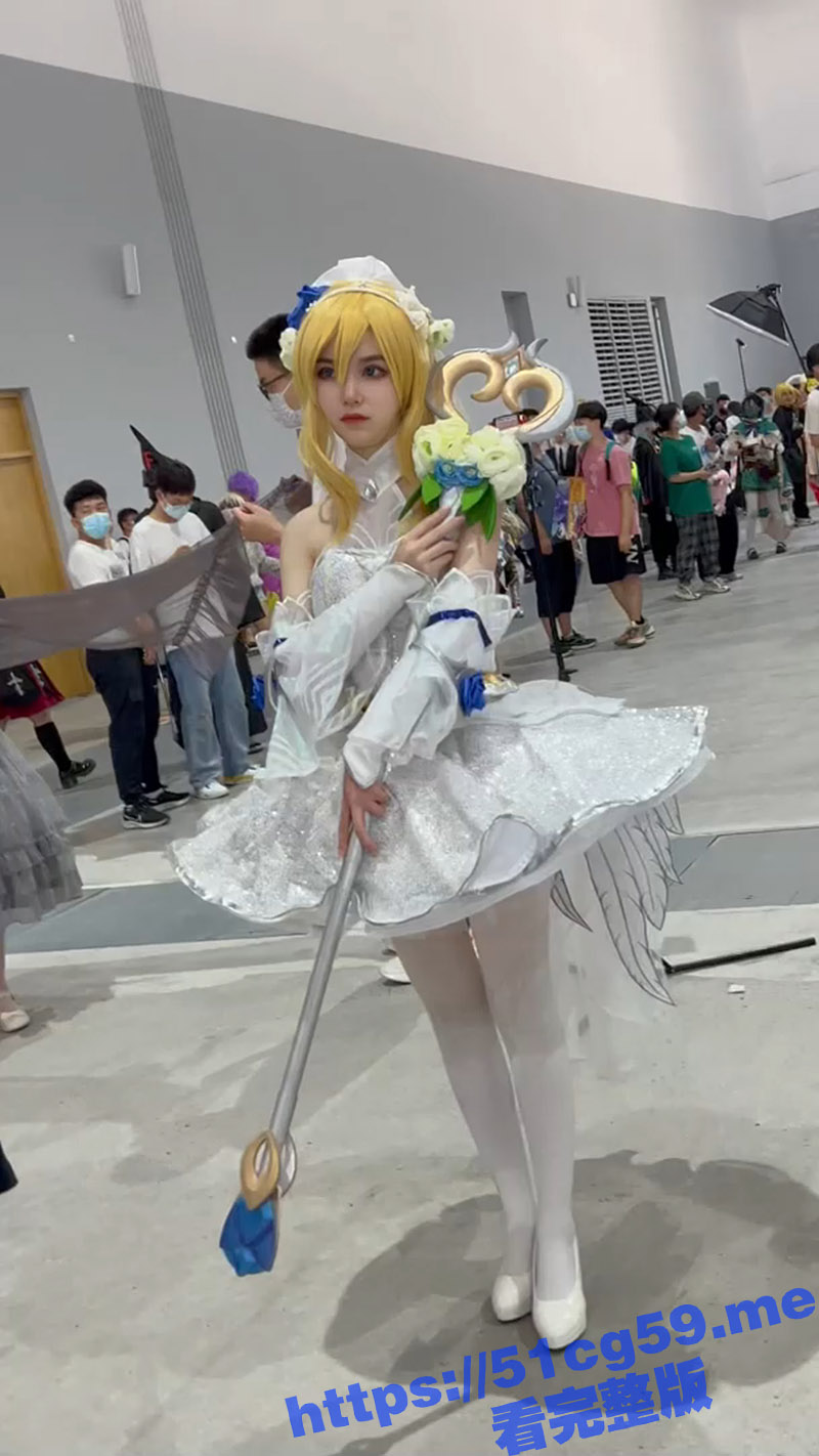 漫展洛丽塔白丝COS美女 美腿白丝超级性感 人也很开放 想怎么拍就怎么拍 就算钻到裙下也不在乎 - 51吃瓜网-51吃瓜网