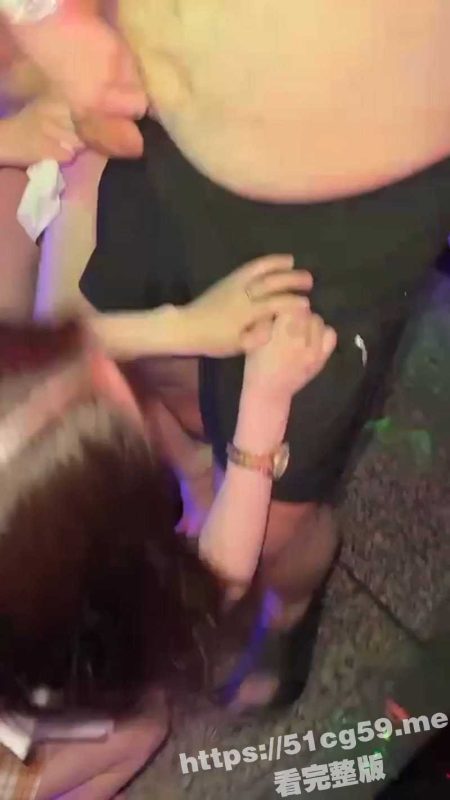 淫乱ktv现场 胖男差点被强奸 这群美女好开放啊 不过这胖哥是韩国人吧 不仅小还硬不起来-51吃瓜网