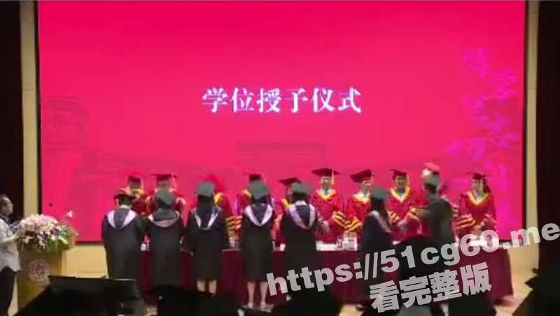 复旦院长被揍了 复旦大学法学院毕业典礼 毕业生出其不意 给院长一记右勾拳 据说学校风气极其败坏-51吃瓜网