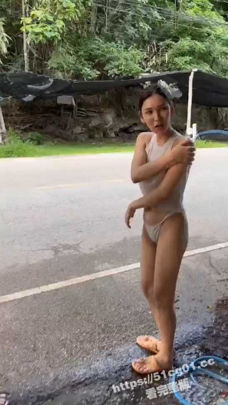 极品少妇在路边洗澡 春光乍泄 摸奶扣逼两不误 根本不在意！-51吃瓜网