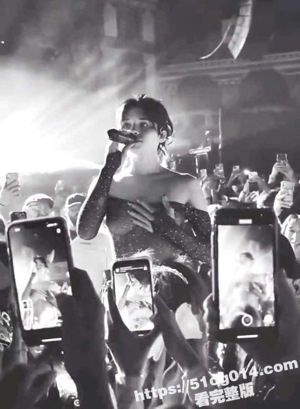 演唱会真空露奶唱歌 tiktok超火歌手 对歌迷是真不错 半透明裙摆真空上阵送福利-51吃瓜网