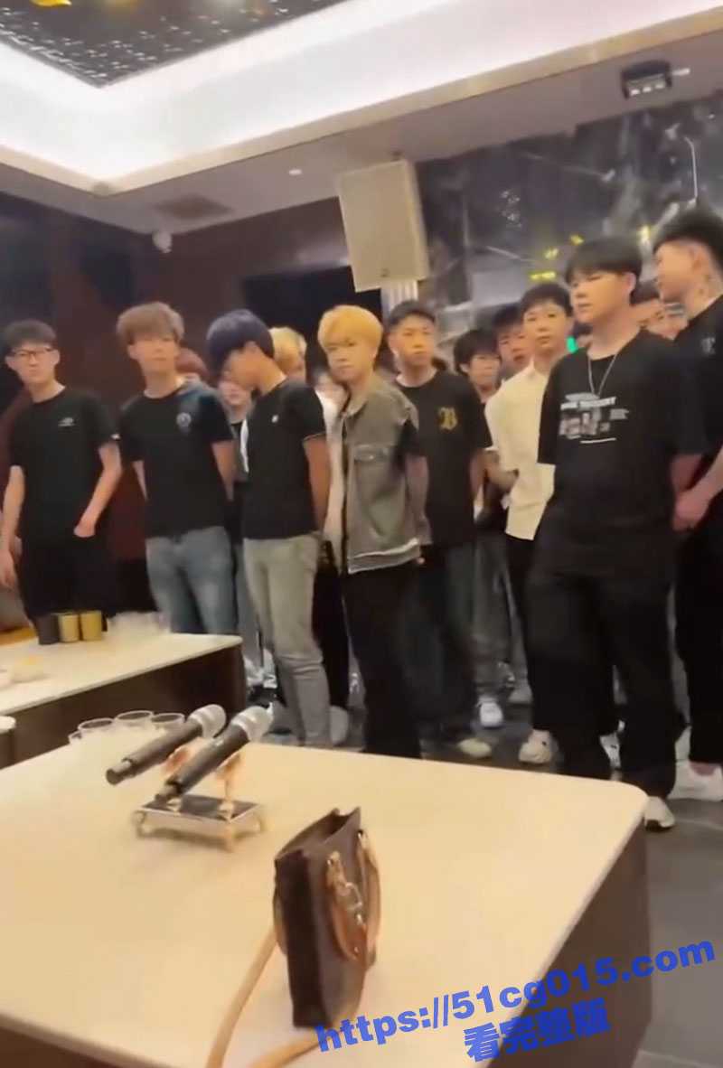 变性人妖KTV点男模 要求鸡巴大的举手 还要用手验货!并表示赚钱就为了这一口! - 51吃瓜网-51吃瓜网