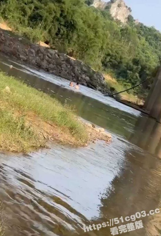 炎热的夏天想做爱 还害怕流汗怎么办？水中打炮完美解决！-51吃瓜网