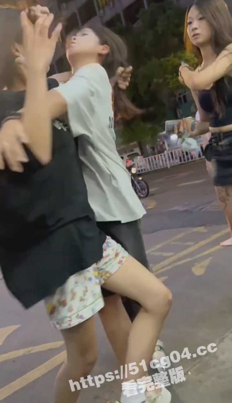 精神小妹又干起来了 抓头发扯奶罩 后来演变成小伙小妹的群殴混战-51吃瓜网