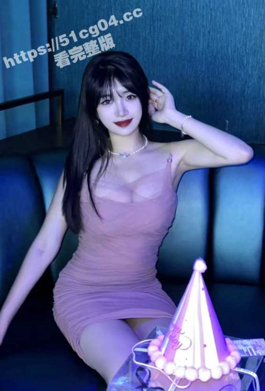 富二代KTV淫乱聚会现场 妹子发骚敞开腿自慰湿透 直接带进卫生间在洗手台上操逼内射-51吃瓜网