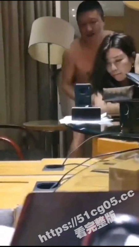 小说剧情走向现实高颜新婚人妻 为了能满足奢侈生活 彻夜陪干爹做爱 嘴上还夸干爹真厉害！-51吃瓜网