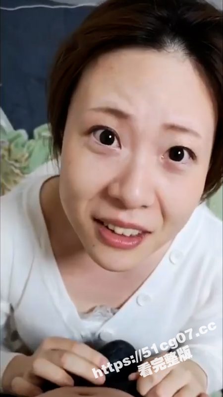 终于等到暗恋的妈妈闺蜜离婚 软磨硬泡直接拿下 看着阿姨深情口交吞精 真是离了大谱啊！-51吃瓜网