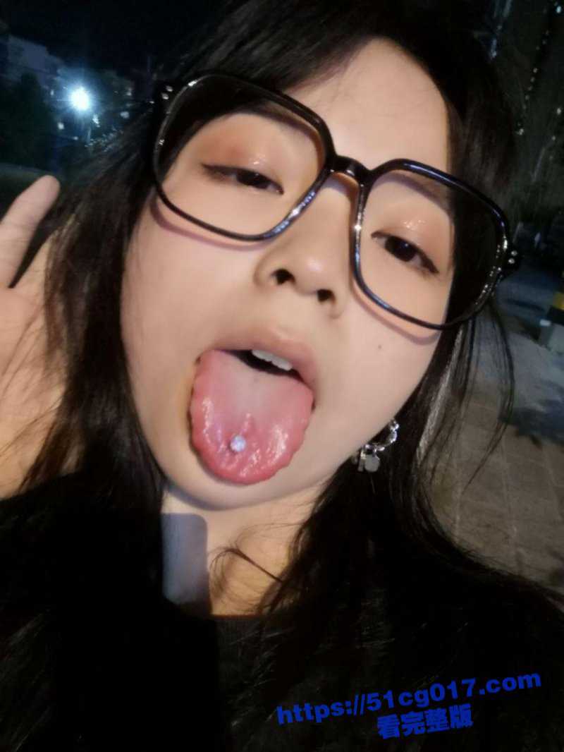 眼镜一戴骚气全开!19岁眼镜学生妹看见巨棒顿感开心 翘起肥臀享受巨棒深入蜜穴! - 51吃瓜网-51吃瓜网