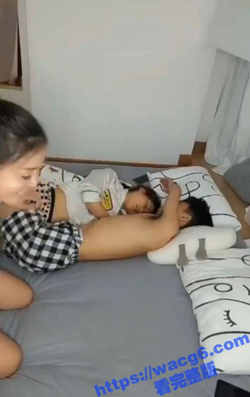 高颜值姐姐寂寞难耐 趁妹妹和妹夫睡午觉 偷偷溜进妹妹房间直播摸妹夫大屌-51吃瓜网