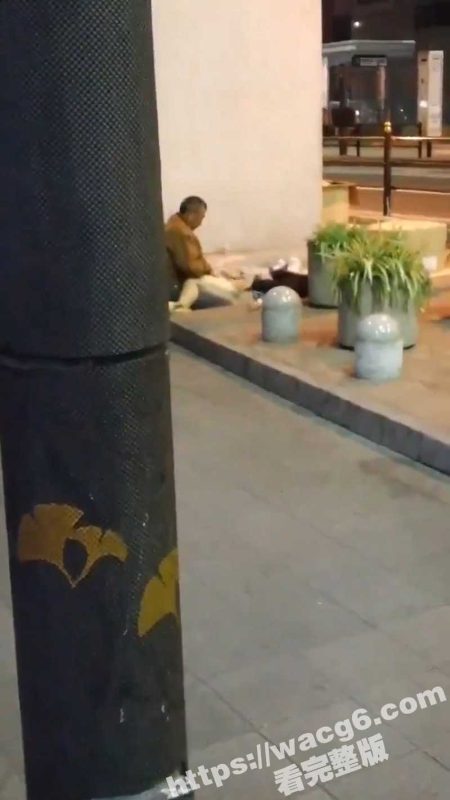 日本大阪醉酒少女 惨遭路过流浪汉老头强奸 其全过程被路人偷拍！太可怕了 瓜友们喝多时一定要注意些啊！-51吃瓜网