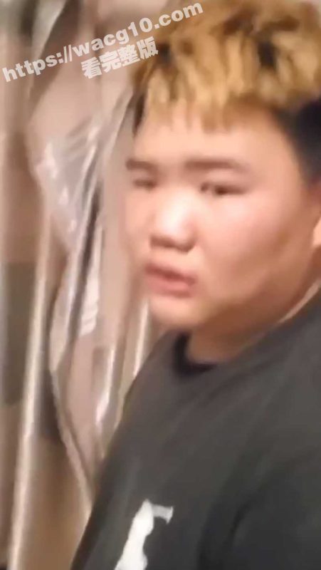 黄毛精神小伙偷吃邻家妹妹 被对方家长发现后 虽然没被家长抓奸 但是遭到无情殴打！-51吃瓜网