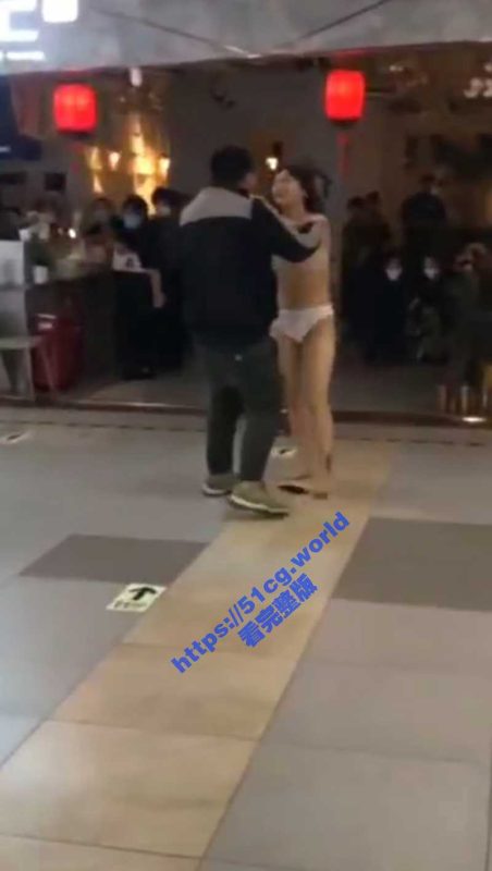 广州天河 维多利广场 1女子发现男友出轨 边脱衣边诉说男友罪证-51吃瓜网