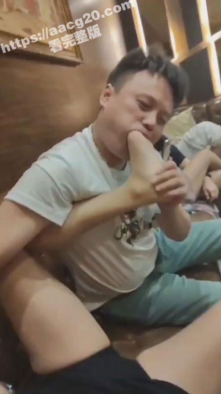 世间之大无期不有 男子上KTV点坐台小妹 啥也不干就抱着玉足疯狂舔一顿啃 看样子是真的饿了！-51吃瓜网