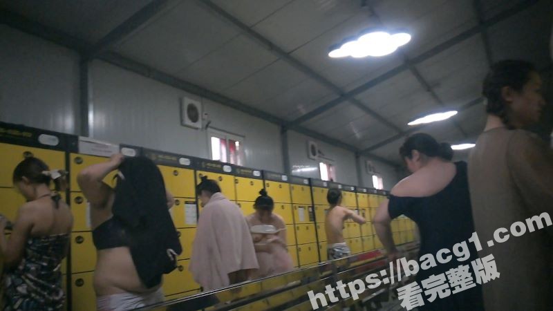 国内水上乐园美女如云 简直偷拍者的天堂 颜值超高的美女更衣室换装遭偷拍 妖娆身段如同尤物！-51吃瓜网