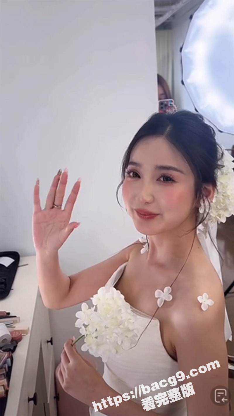 高颜值美女新娘 结婚前化妆直播 展示精美婚庆妆容 结果竟直播露点走光 奶头还真不小呢 - 51吃瓜网-51吃瓜网
