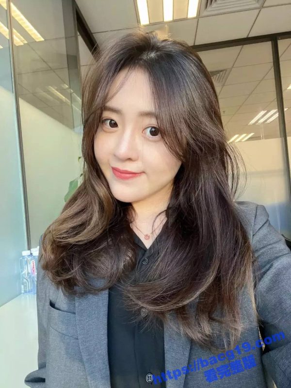 00后清纯反差婊与男友性爱视频泄漏 胸推舌舔骑乘深喉 白里透红的粉穴被快速抽插！-51吃瓜网