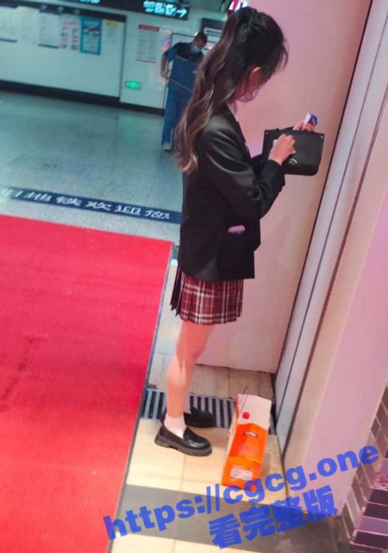 天狼星街射系列！公交车爆头二次元妹子 地铁被秒射的妹子发现后还闻一闻 美女敢怒不敢言！-51吃瓜网