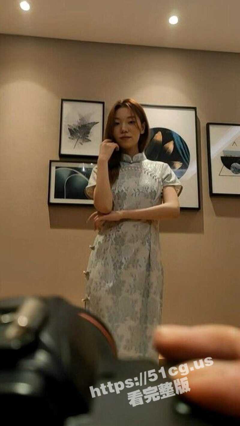 甜美小虎牙野模穿着旗袍 美臀骚穴被摄影师摆弄 各种诱人姿势 摄影师忍不住 还给撸屌口交！ - 51吃瓜网-51吃瓜网