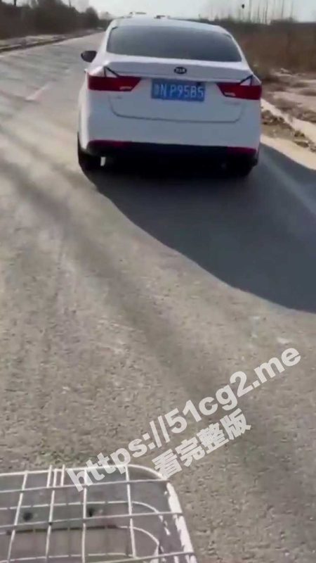 贴着玻璃偷拍人家车震 会不会被打啊-51吃瓜网